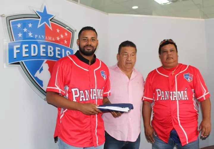 De iz a der. Eduardo Thomas, Ramón Crespo y el técnico José Murillo III. / Foto Cortesía