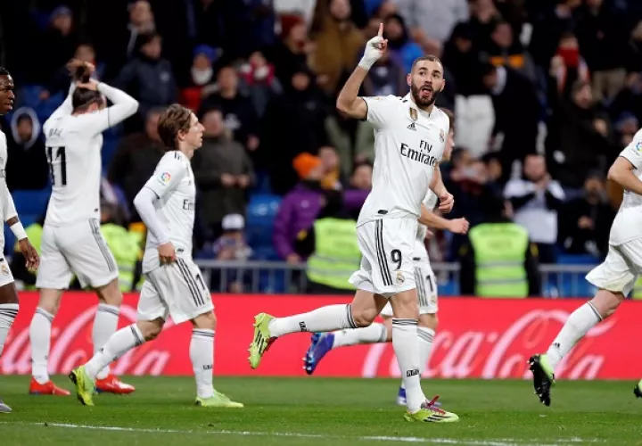 El centrocampista francés del Real Madrid, Karim Benzema (2d), celebra su gol ante el Deportivo Alavés. Foto: EFE