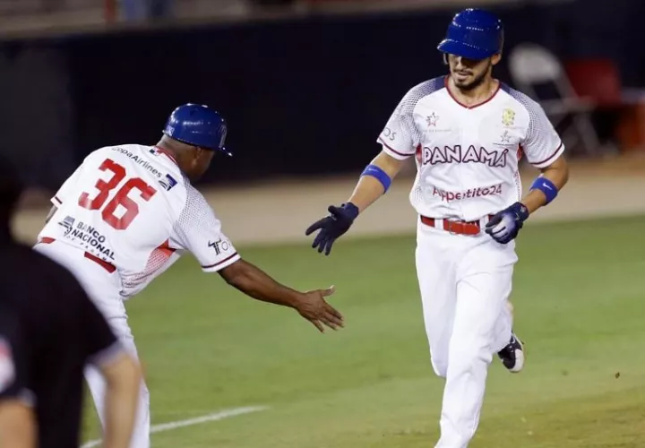 Javier Guerra pasa por tercera base, luego de sonar su enorme jonrón. / Foto AP