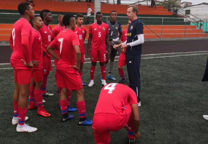 Gary Stempel junto a los jugadores de la selección Sub-17 de fútbol. Foto: Fepafut 