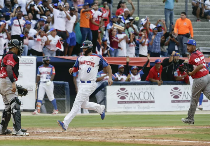 República Dominicana anota una de las carreras en el partido. Foto: AP