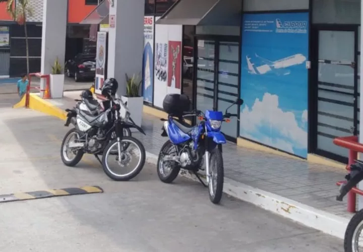 Los delincuentes abordaron un taxi y huyeron, pero las autoridades lograron ubicar a tres de ellos ocultos en un multifamiliar en Curundú.  Foto @ Cortesía