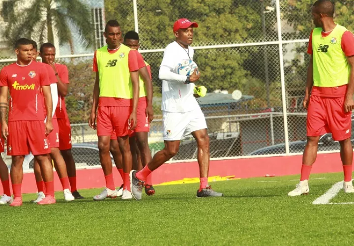 Julio César Dely Valdés da instrucciones a los jugadores durante los entrenamientos de hoy./ Foto: Anayansi Gamez