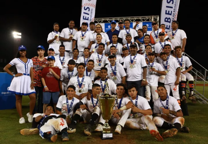 Los santeños posan con el trofeo que les acredita como campeón. /Foto: Anayansi Gamez