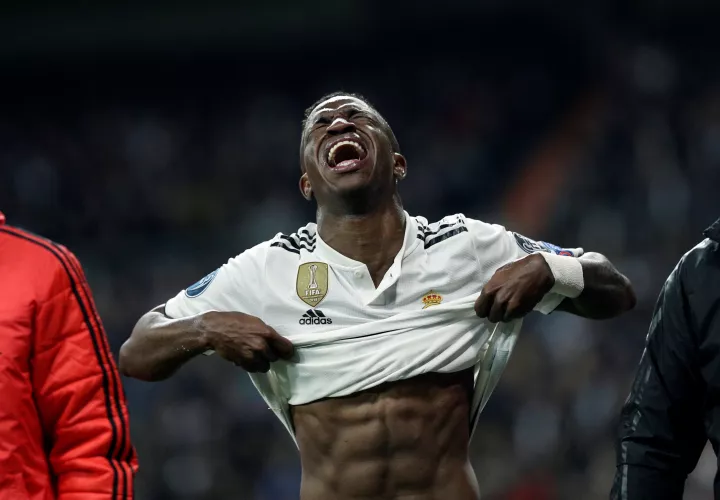 Vinicius Junior abandona lesionado el terreno de juego, durante el partido de vuelta de octavos de final de la Liga de Campeones. EFE