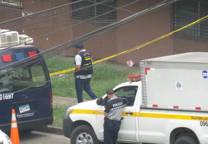 Los moradores de las multis de San Pedro salían de sus apartamentos preocupados por la noticia del hallazgo del pequeño cadáver dentro de la tubería de aguas negras. Foto: Landro Ortiz 