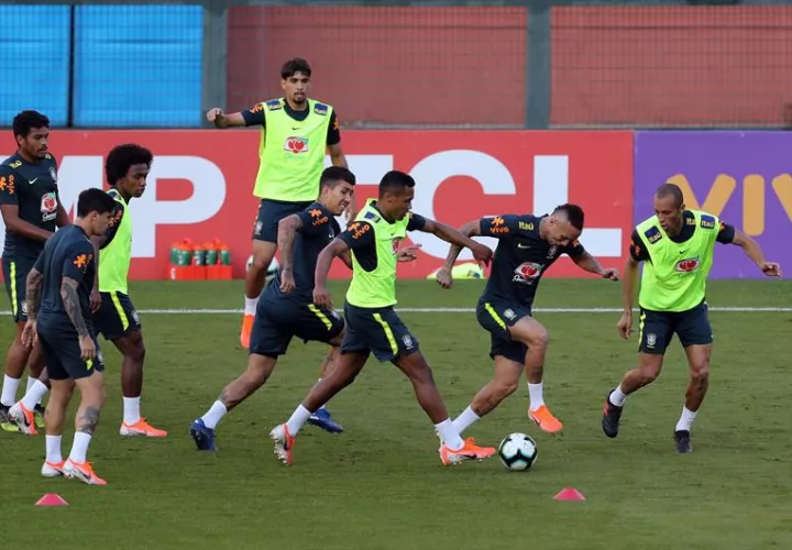 La selección brasilera prepara su encuentro de inauguración ante el combinado de Bolivia.