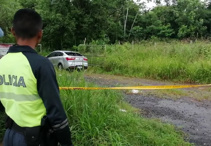 Los asaltantes dejaron un auto abandonado. Foto: Eric Montenegro 