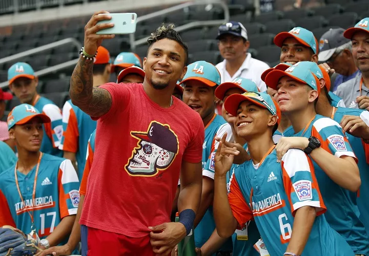 Johan Camargo se saca su &#039;selfie&#039; con los representantes de América Latina. / Foto AP