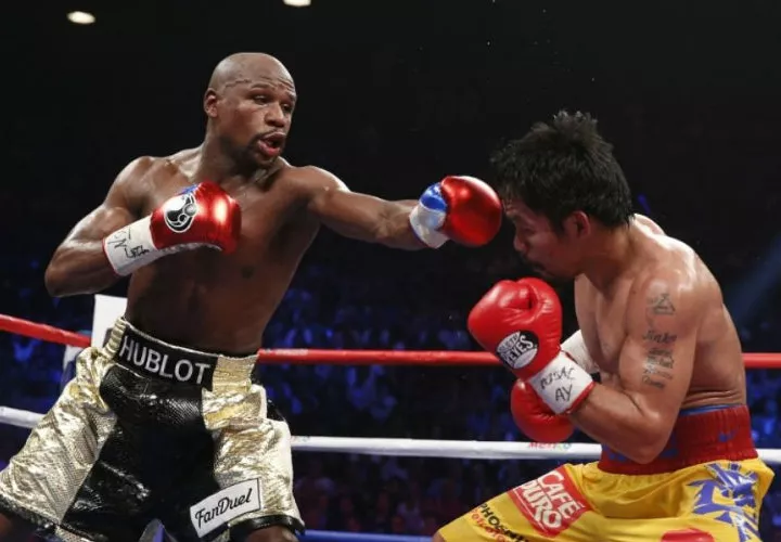 Floyd Mayweather (izq.) y Manny Pacquiao durante el combate que efectuaron en el 2015.