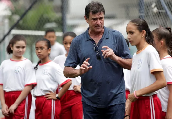 Mario Alberto Kempes compartió con niños panameños./ EFE