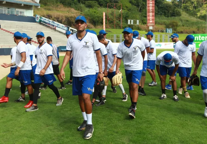 Jugadores de los Toros de Herrera durante la práctica en el Rod Carew.