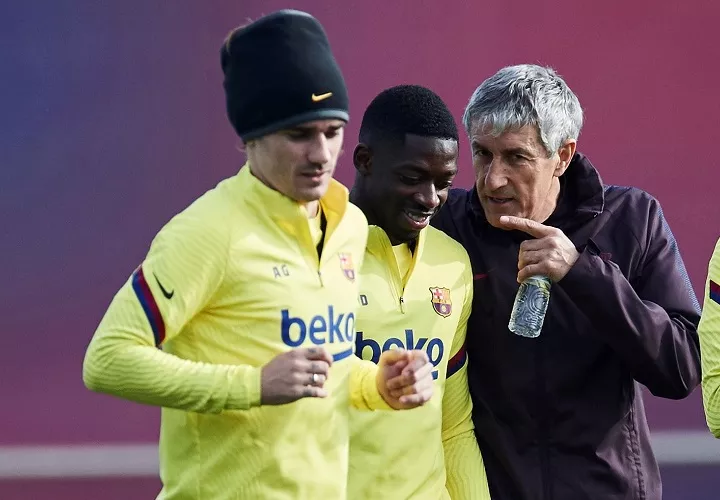 El entrenador del FC Barcelona conversa con Ousmane Dembelé y Griezmann (i). Foto: EFE