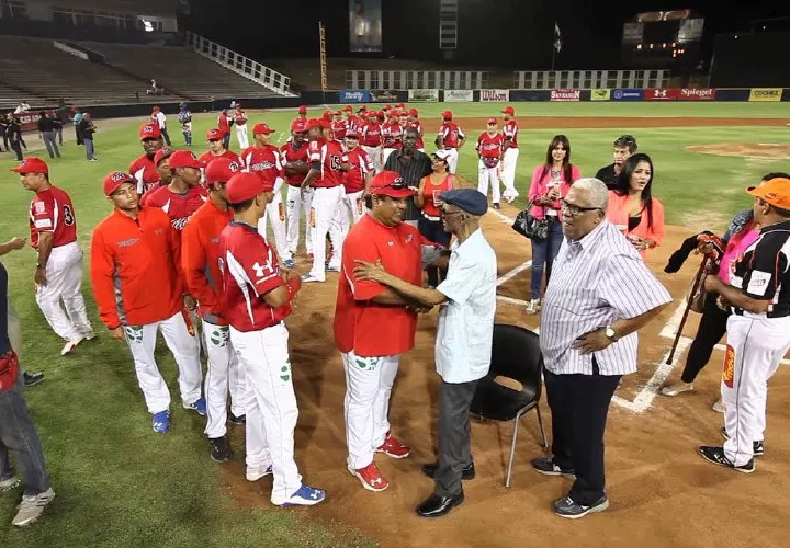 Bobby Prescott (con boina) durante el homenaje que le hicieron en 2015, en el Rod Carew. Foto:Archivo