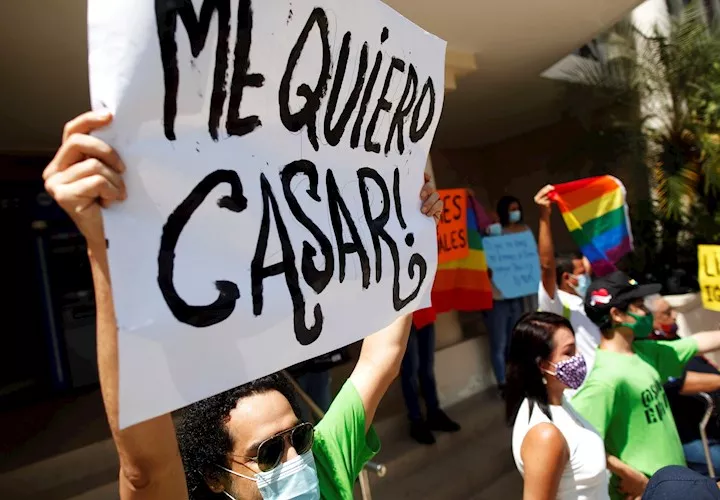 La comunidad LGBTI de Panamá  pide que la Corte Suprema de Justicia emita &quot;en derecho&quot; su fallo en unas demandas sobre el matrimonio igualitario en el país. 