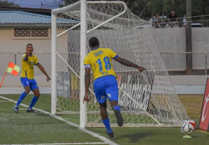 Luis Tejada (18) celebra su primera anotación del partido. Foto: Herrera FC