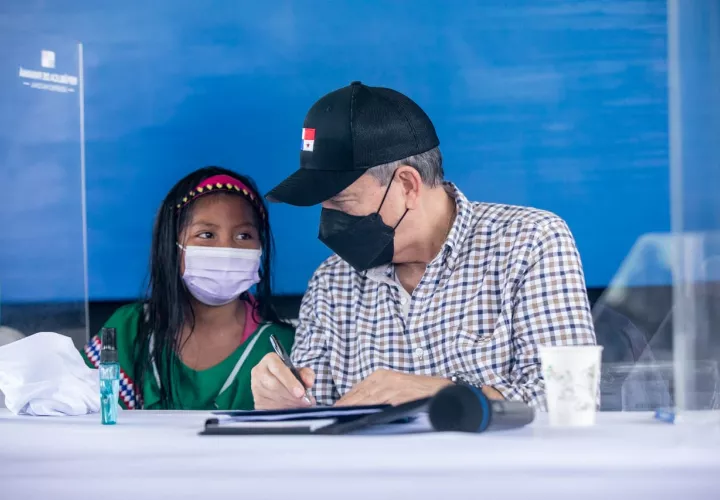 La niña Edelka Elena Salazar, de 10 años, se le acercó al presidente para pedirle ayuda para una vecina que, según dijo, “es muy pobre”.