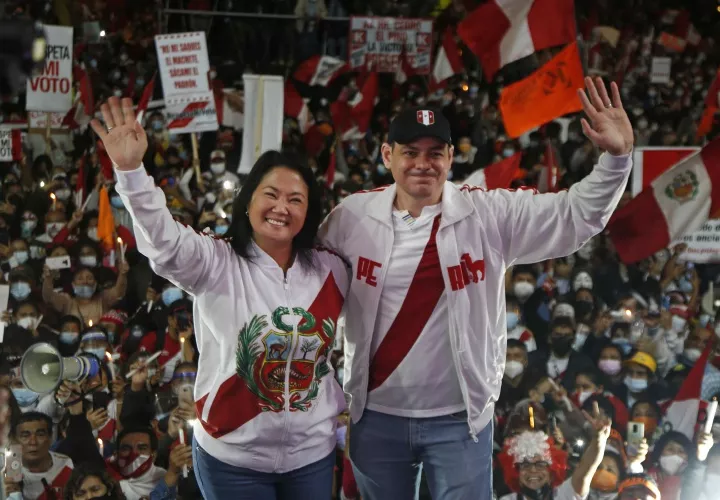 La derechista Keiko Fujimori (i) y su esposo, Mark Vito. FOTO/EFE