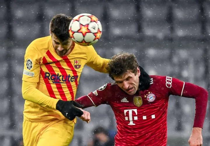 Piqué marca a Thomas Müeller.