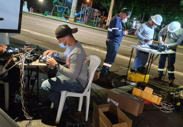 Momentos donde un equipo técnico repara un daño causado por vandalismo. Foto/Cortesía