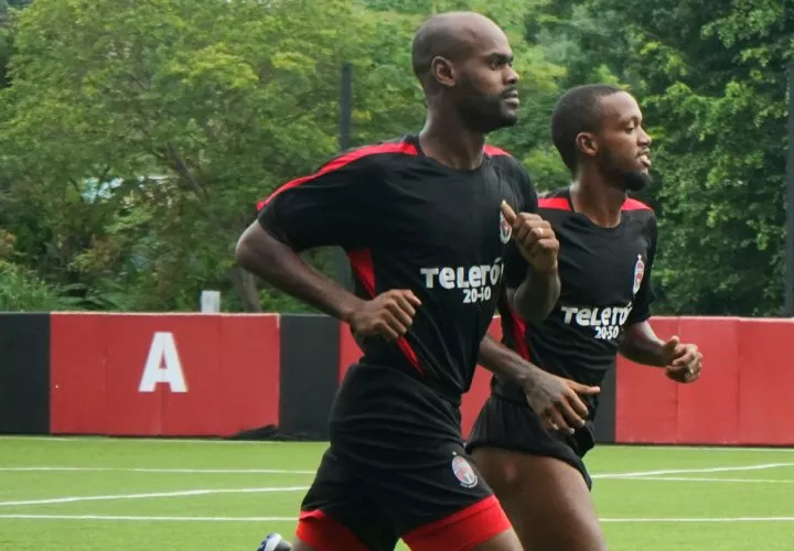 Adolfo Machado (izq.) durante una de las prácticas del Sporting de San Miguelito. 