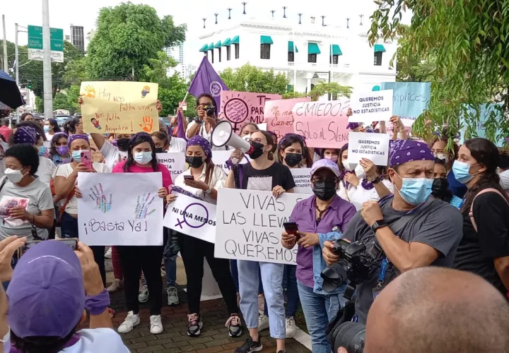 Trabajadoras, campesinas, migrantes, indígenas, negras, feministas, integrantes de distintas organizaciones de mujeres y de la diversidad sexual protestan frente a la Procuraduria. Fotos: Alexander Santamaría 