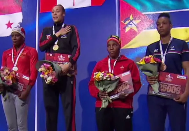 Atheyna Bylon (izq.) durante la ceremonia de premiación de los 75 kilogramos del Mundial realizado en Turquía. Foto: Fedebop