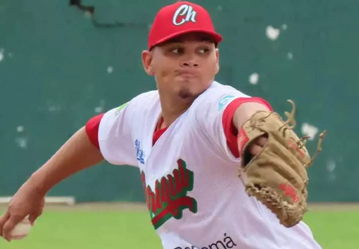 El pitcher Julio Avendaño ganó el partido por Chiriquí. Foto: Fedebeis