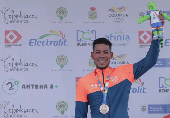 Christofer Jurado con su medalla de bronce alcanzada ayer en el ciclismo de los Juegos Deportivos Bolivarianos. Foto: Cortesía