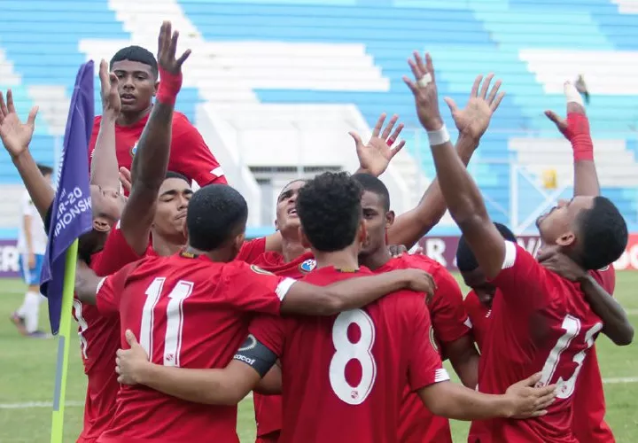 Jugadores de la Sub-20 festejan el gol del triunfo. /EFE