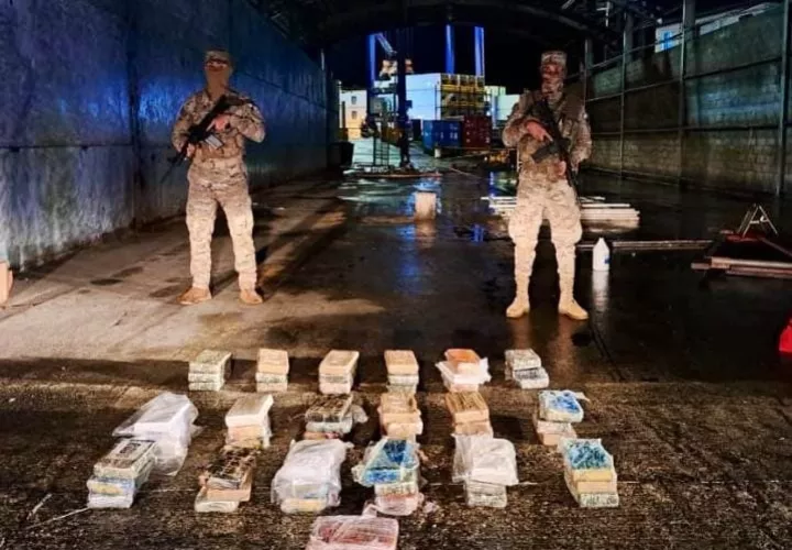 Los paquetes con las drogas estaban colocados sobre la mercancía, en bolsas color rojo.