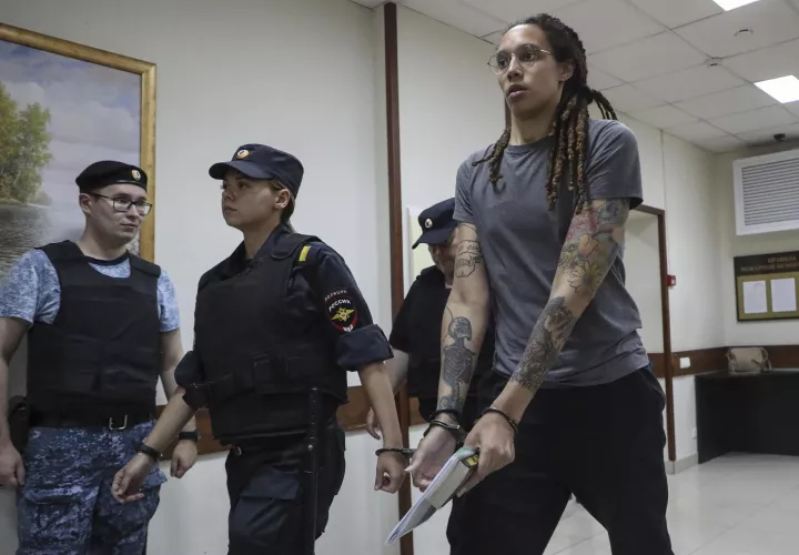 La baloncestista estadounidense Brittney Griner es conducida para escuchar el veredicto en el juzgado de Khimki. Griner fue declarada culpable de &quot;posesión e introducción ilegal de narcóticos a través de la aduana&quot;, dictaminó la juez, Anna Sotnikova.