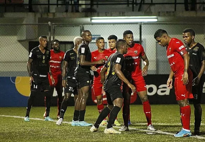 El Independiente y Plaza libraron un duelo muy disputado. /Foto: CD Plaza Amador