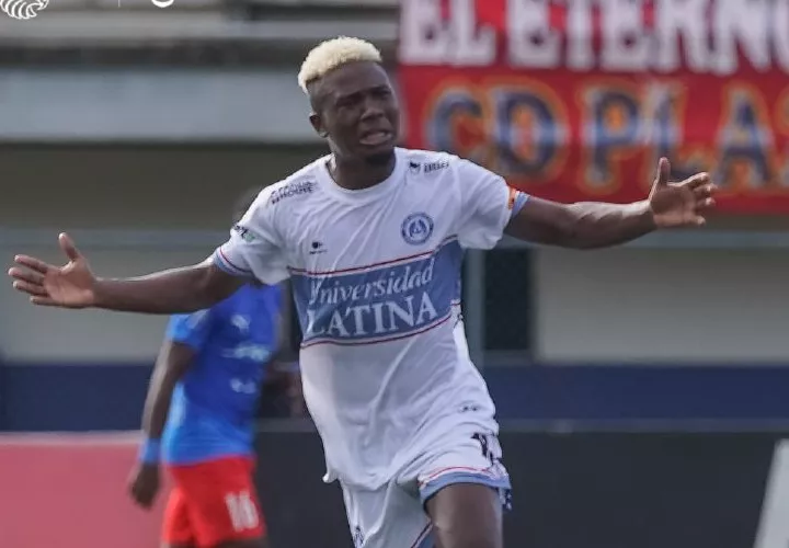 Lilio Mena, del CD Universitario, festeja su anotación ante el Plaza Amador, en duelo correspondiente a la undécima jornada del Clausura 2022. Foto: LPF