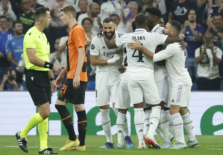 Los jugadores del Madrid festejan tras marcar ante el Shakhtar. Foto: EFE