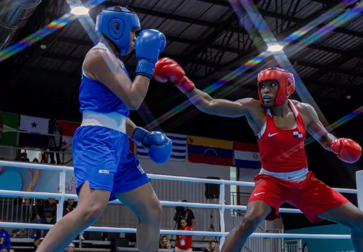 Atheyna Bylon (der.) durante el combate por la medalla de oro de los 75 kilos del boxeo olímpico de los Juegos Suramericanos. Foto: COP