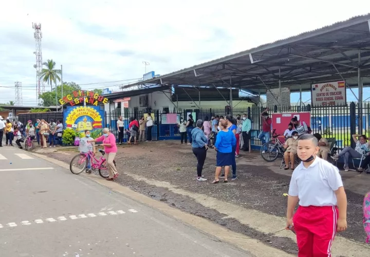 La escuela amaneció con candados. 