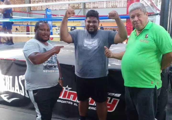 Abdiel Matute (c) junto a su apoderado Franz Wever (d) y su entrenador, el excampeón mundial Vicente ‘El Loco’ Mosquera. Foto: Cortesía