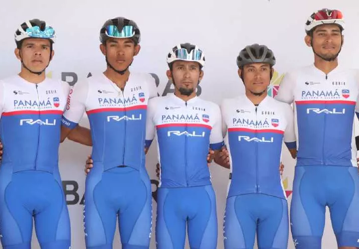 Franklin Archibold (izq.) junto a compañeros del equipo ‘Panamá es Cultura y Valores’ que vio acción en la Vuelta a Guatemala. Foto: Cortesía