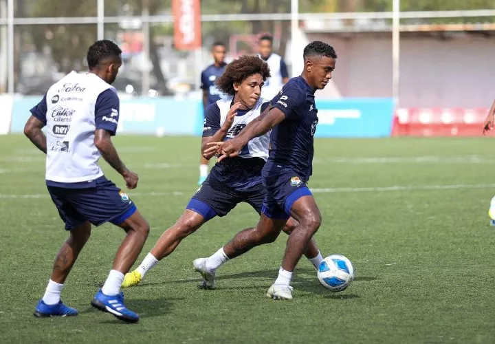 Carrasquilla disputa el balón con Yoel Bárcenas durante los entrenamientos. Foto: Fepafut