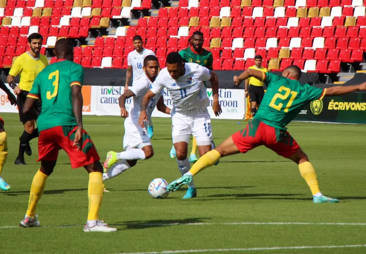 Ismael Díaz trata de evadir la marca de los africanos. / Fepafut