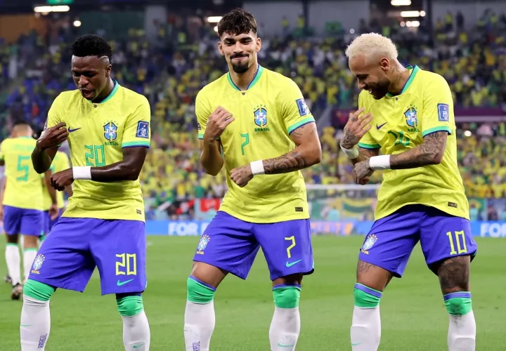 Vinicius Junior (izq.) junto a Lucas Paqueta (c) y Neymar durante la celebración de uno de los goles anotados a Corea del Sur. Foto: EFE