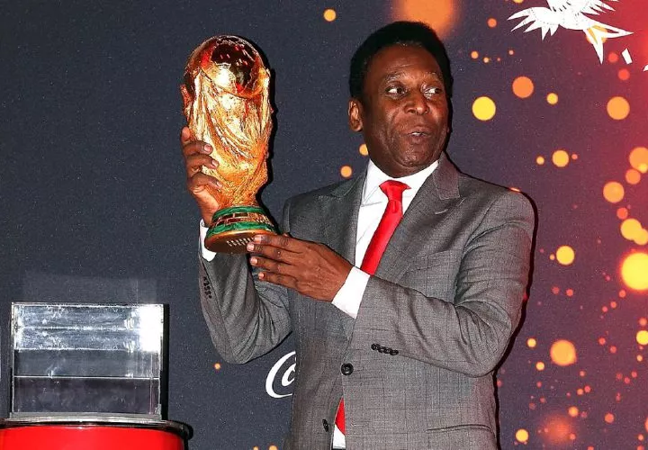 Pelé es el único jugador en la historia del fútbol con tres copas mundiales. Foto: EFE