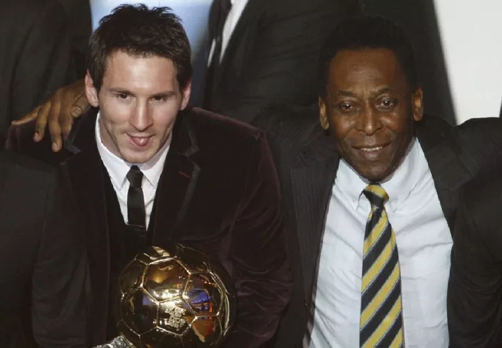 Pelé (der.) junto a Lionel Messi durante una ceremonia de premiación. Foto: EFE