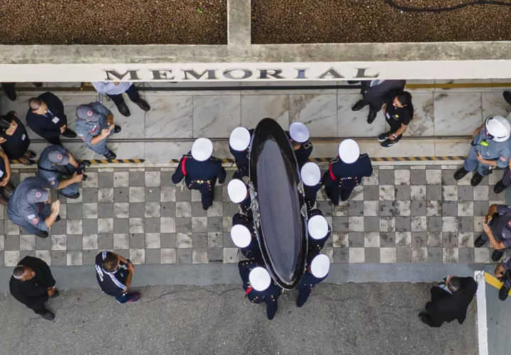 El féretro de Pelé llega al cementerio de la ciudad de Santos. EFE