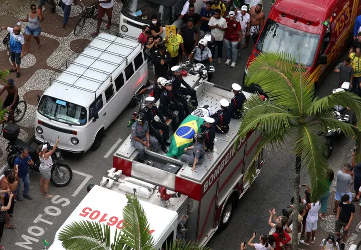 Fotografía que muestra al camión de bomberos que transportaba el féretro con el cuerpo de la leyenda Edson Arantes do Nascimento 'Pelé. Foto: EFE