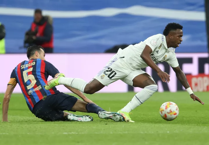 Sergio Busquets marca a Vinicius. /Foto: EFE