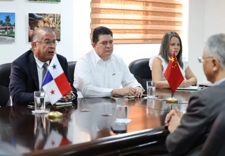 El titular del Mida, Augusto Valderrama se reunión con el embajador de la República Popular de China, Wei Quiang