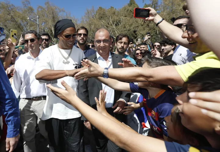 Ronaldinho participa en un encuentro con aficionados en Málaga. /EFE