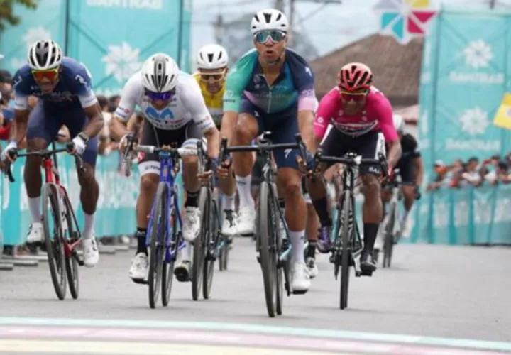 Christofer Jurado (izq.) durante la llegada a la meta de la etapa de ayer en la Vuelta a Guatemala. Foto; Fepaci